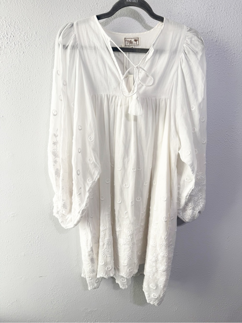 NWT Mille Boho White Embroidered Peasant Tunic Dress with Tassel Tie med